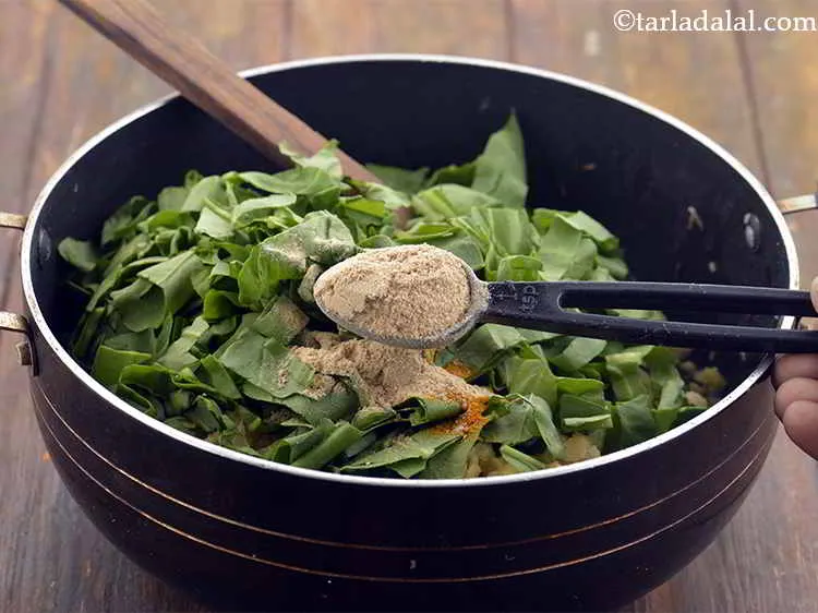 स्टेप 12 – आमचूर डालें। यह पालक मसूर दाल को एक रोचक खट्टापन …