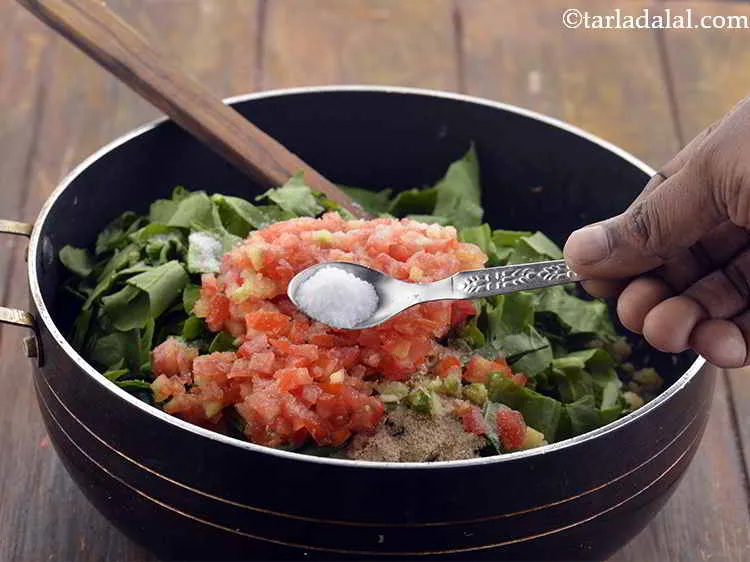 स्टेप 14 – टमाटर और नमक डालें, अच्छी तरह मिलाएँ और मध्यम आँच …