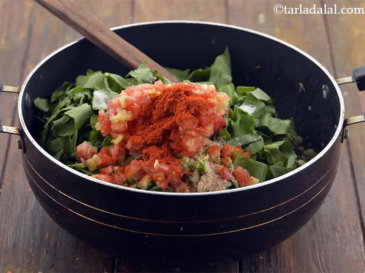 स्टेप 16 – मिर्च पाउडर डालें। मात्रा को मसाले के अनुसार समायोजित किया …