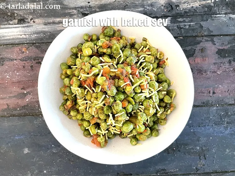 Step 29 – Garnish <strong>matar chaat | healthy green peas chaat | quick matar chaat |</strong>&nbsp;&nbsp;with baked sev.