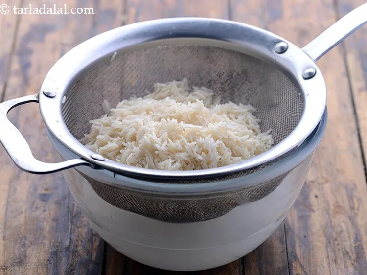 स्टेप 4 – आधे घंटे के बाद, छान लें और एक तरफ रख …