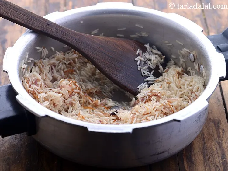 स्टेप 13 – धीरे से मिलाएं और मध्यम आंच पर २ मिनट के …