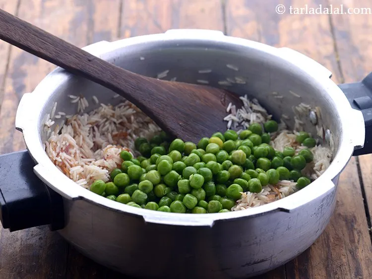 स्टेप 14 – हरे मटर डालें। आप आलू मटर पुलाव बनाने के लिए …