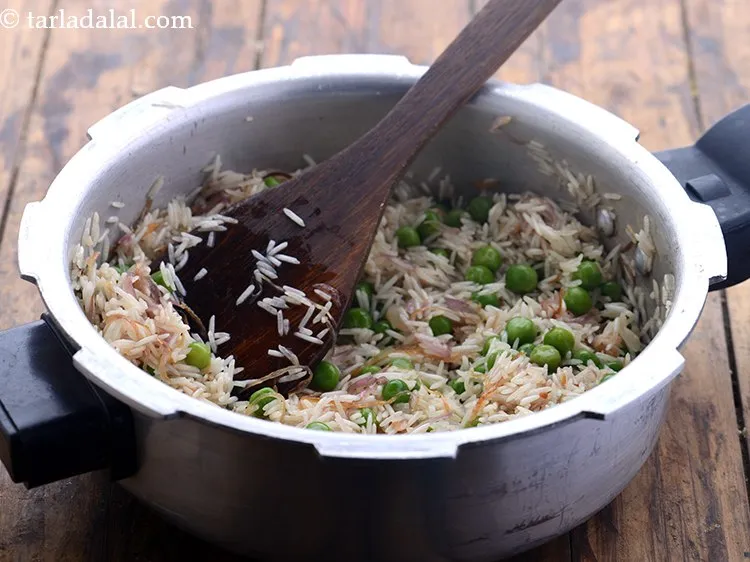 स्टेप 15 – धीरे से मिलाएं और मध्यम आंच पर १ मिनट के …