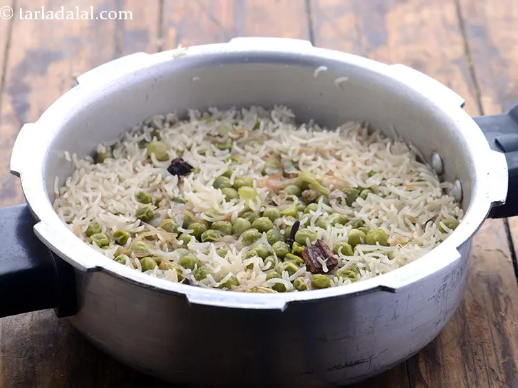 स्टेप 23 – अच्छी तरह से मिलाएं और 2 सीटी के लिए प्रेशर …