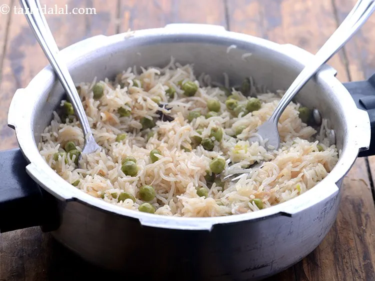 स्टेप 18 – एक कांटा चम्मच की मदद से धीरे से चावल को …