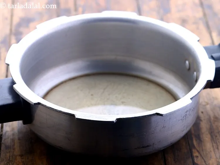 स्टेप 5 – प्रेशर कुकर <strong>मटर पुलाव</strong> को तड़का लगाने के लिए, प्रेशर …