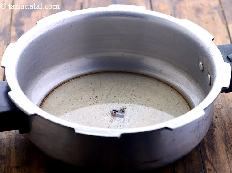 स्टेप 6 – लौंग डालें।