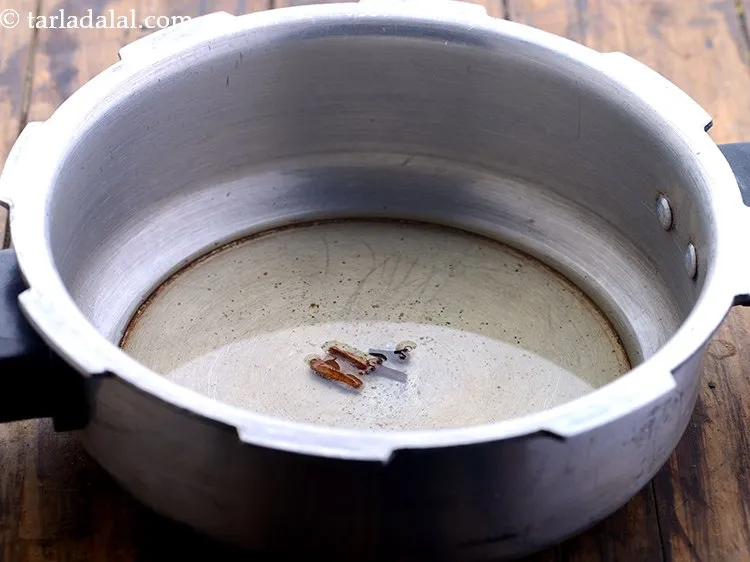 स्टेप 7 – दालचीनी डालें।