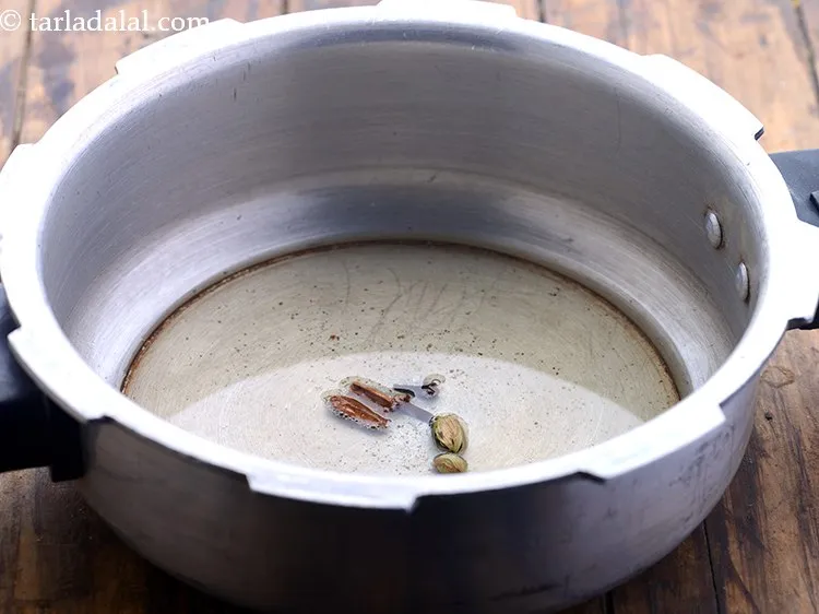 स्टेप 8 – इलायची डालें।