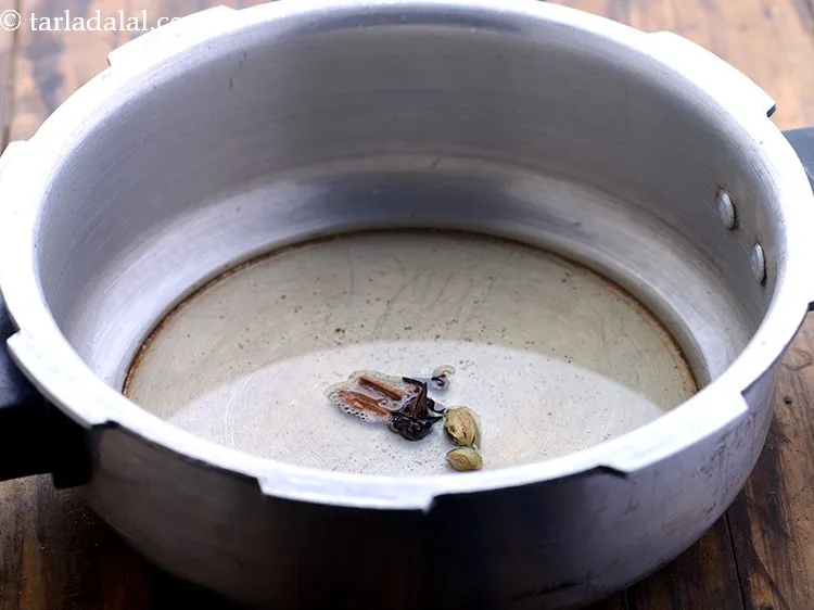 स्टेप 9 – चक्र फूल डालें। आप आवश्यक तेल को छोड़ने के लिए …