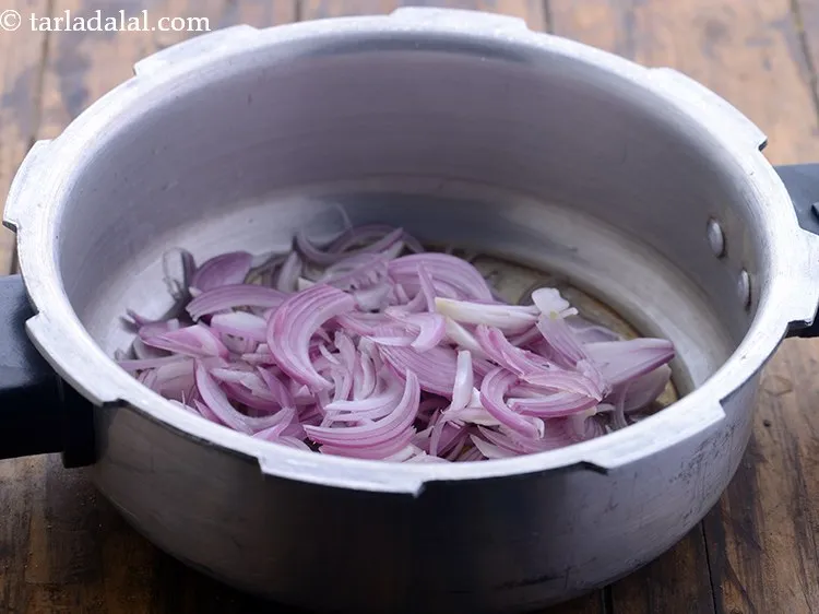 स्टेप 10 – प्याज़ डालें।