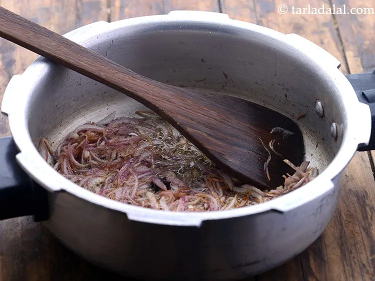 स्टेप 11 – अच्छी तरह से मिलाएं और मध्यम आंच पर ८ मिनट …