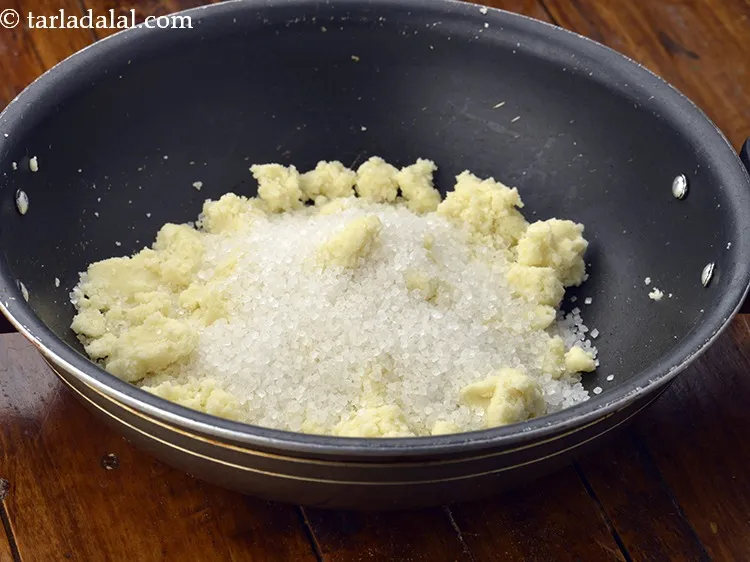 स्टेप 17 – १/२ कप&nbsp;<a href=""https://www.tarladalal.com/glossary-sugar-chini-shakkar-hindi-278i"">चीनी</a>&nbsp;डालें।&nbsp;&nbsp; &nbsp;