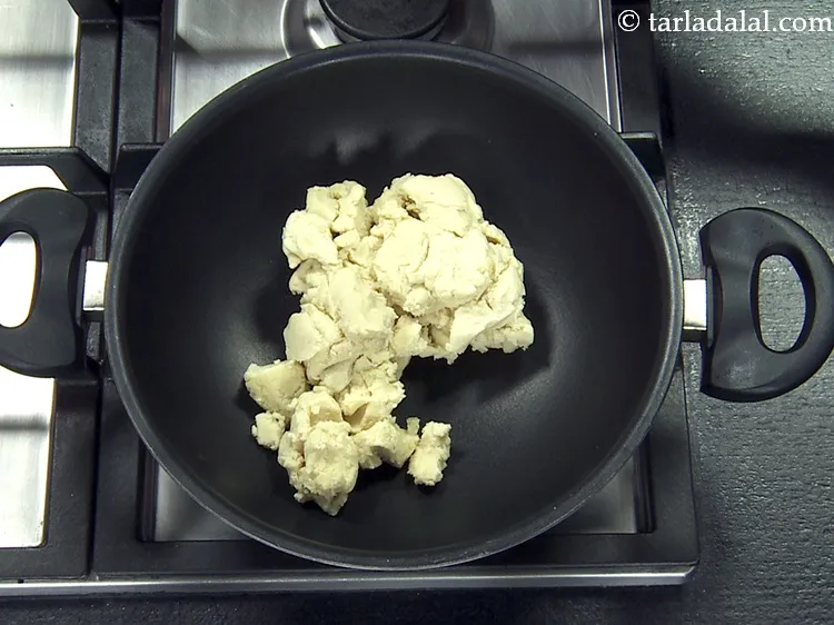 स्टेप 16 – <strong>ड्राई फ्रूट बर्फी रेसिपी&nbsp;|&nbsp;ड्राई फ्रूट्स बर्फी&nbsp;|&nbsp;इंडियन मिठाई&nbsp;|&nbsp;मावा ड्राई फ्रूट बर्फी&nbsp;|&nbsp;</strong>बनाने …