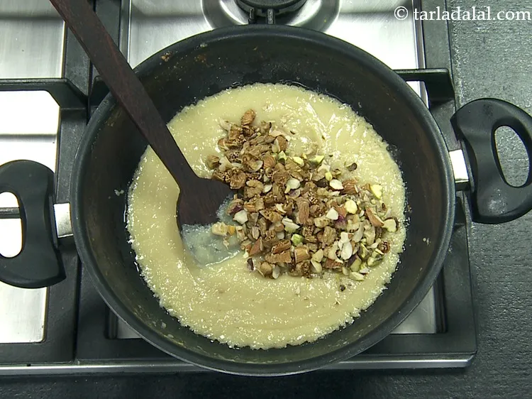 स्टेप 20 – आंच बंद कर दें, १/२ कप&nbsp;<a href=""https://www.tarladalal.com/glossary-chopped-mixed-nuts-hindi-928i"">कटे हुए मिक्स नट्स</a>&nbsp;(अखरोट …