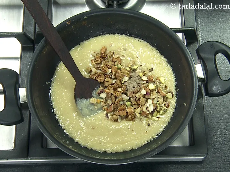 स्टेप 21 – १/४ टी-स्पून&nbsp;<a href=""https://www.tarladalal.com/glossary-cardamom-powder-elaichi-powder-hindi-265i"">इलायची पाउडर</a>&nbsp;डालें।