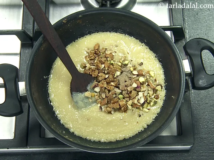 स्टेप 22 – एक चुटकी&nbsp;<a href=""https://www.tarladalal.com/glossary-nutmeg-powder-jaiphal-powder-hindi-543i"">जायफल पाउडर</a>&nbsp;डालें।&nbsp;&nbsp; &nbsp;