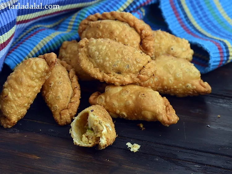 Step 49 – Serve <strong>mawa karanji recipe | gujiya | Indian mawa gujiya | fried gujiya Diwali sweet</strong> …