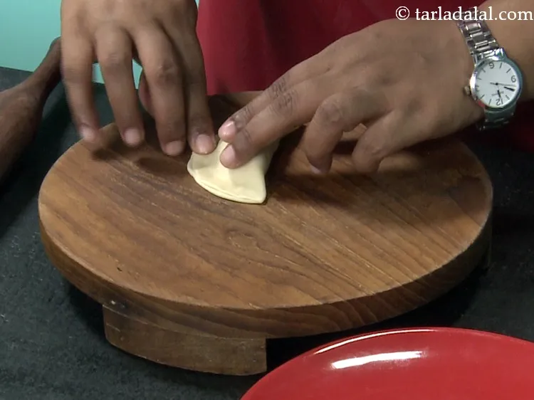 Step 42 – Press the sides well with your index finger.&nbsp;