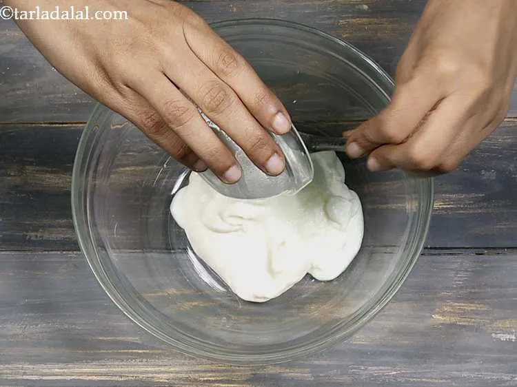 स्टेप 3 – इसके लिए, दही डालें, यह मेयो दही सैंडविच को एक …