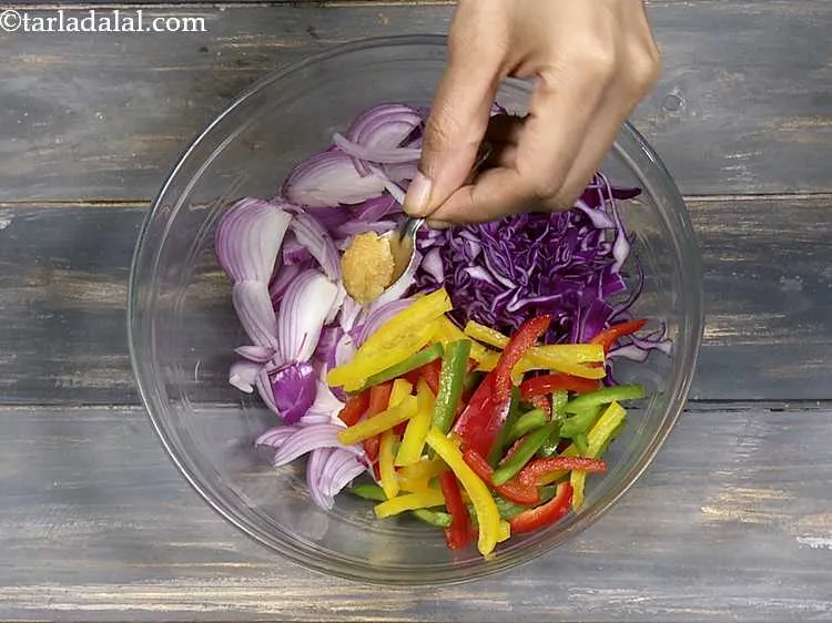 स्टेप 6 – स्वाद के लिए, लहसुन का पेस्ट डालें। यदि आप जैन …