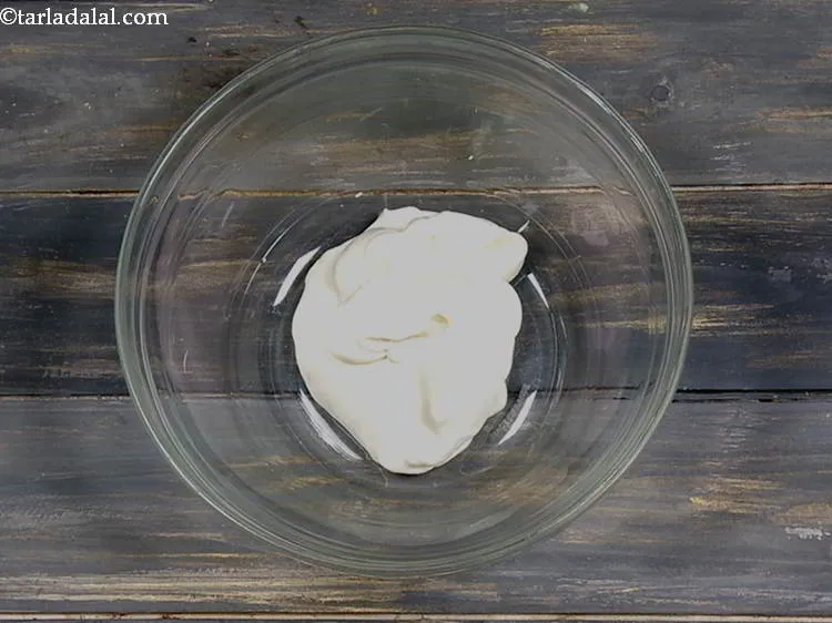 स्टेप 2 – <strong>मेयो वेज कर्ड सैंडविच</strong> का स्टफिंग बनाने के लिए, एक …