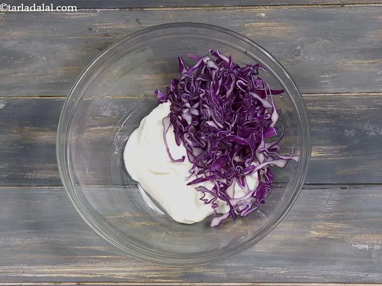 स्टेप 4 – इसके बाद बारीक लंबी कटी लाल पत्तागोभी डालें। यदि आपके …