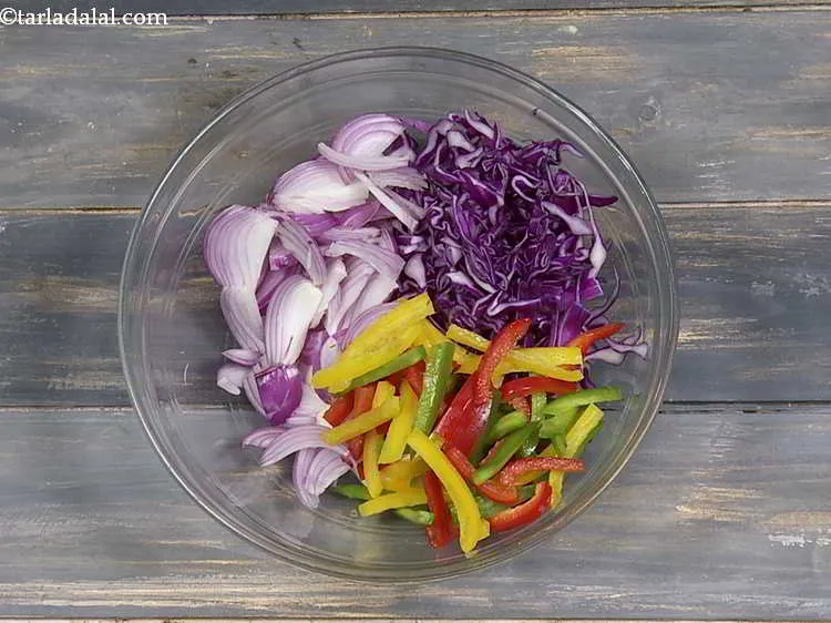 स्टेप 5 – स्लाईस्ड प्याज़ डालें। स्लाईस्ड करने के बजाय, अगर आपके पास …