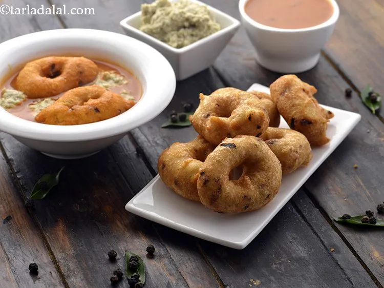 Step 35 – Serve the hotel style <strong>medu vadas</strong> hot with fried coconut chutney and sambhar.