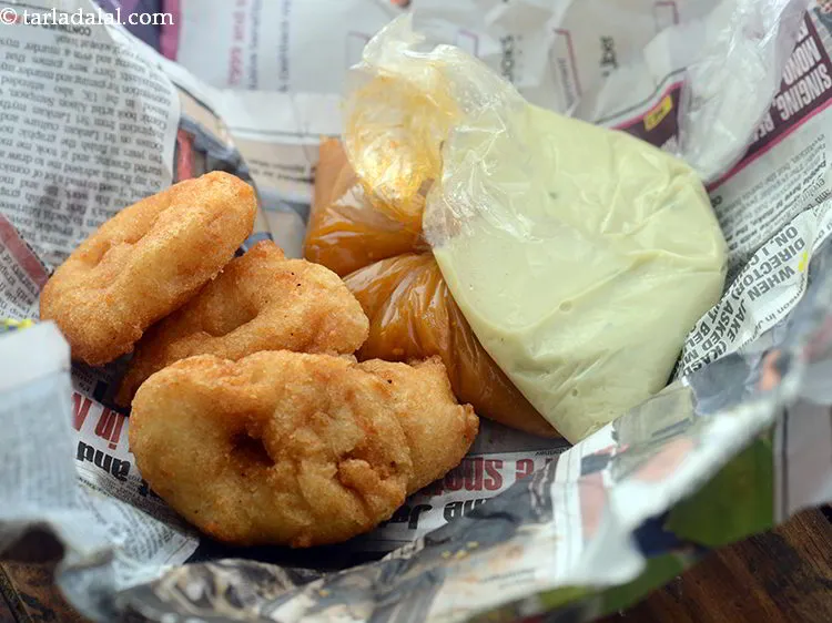Step 38 – When opened the parcel has two bags of chutney and sambar alongside the <strong>medu vada</strong>.&nbsp;