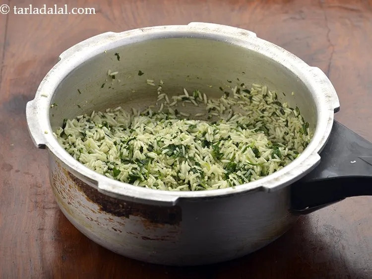 स्टेप 14 – चावल और स्वादानुसार <a href=""https://www.tarladalal.com/glossary-salt-namak-table-salt-hindi-418i"">नमक</a>&nbsp;डालकर अच्छी तरह मिलाएं और मध्यम …