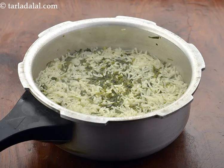 स्टेप 16 – अच्छी तरह से मिलाएं और ३ सीटी के लिए प्रेशर …