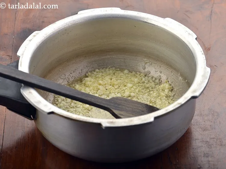 स्टेप 11 – मध्यम आंच पर १ मिनट के लिए भून लें।