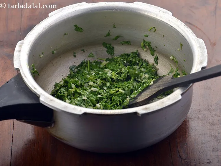 स्टेप 13 – मध्यम आंच पर ३० सेकंड के लिए भून लें।