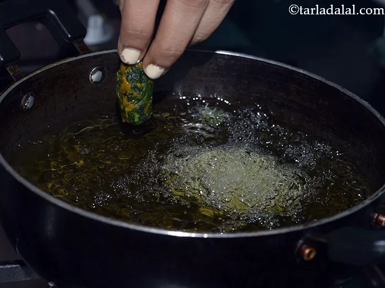 Step 22 – Heat the oil in a kadhai and slide a few&nbsp;&nbsp;<strong>Methi Muthia</strong>.