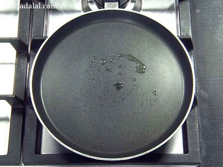 Step 39 – Heat a non-stick tava (griddle) and grease it with &frac12; tsp <a href="https://www.tarladalal.com/glossary-oil-671i">oil</a>.