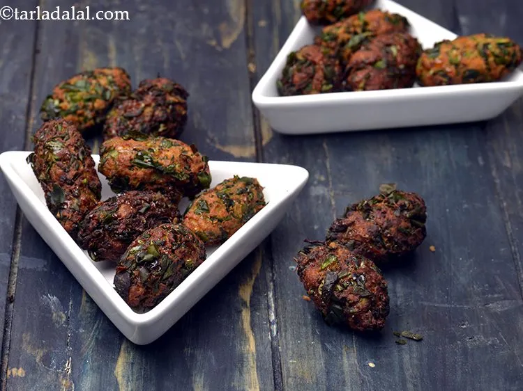 Step 25 – Serve the Gujarati&nbsp;&nbsp;<strong>Methi Muthia&nbsp;</strong>immediately.