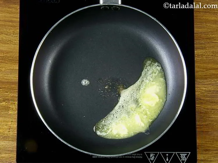 स्टेप 2 – <strong>मैक्सिकन ब्रेड रोल्स</strong> के लिए फिलिंग बनाने के लिए, एक …