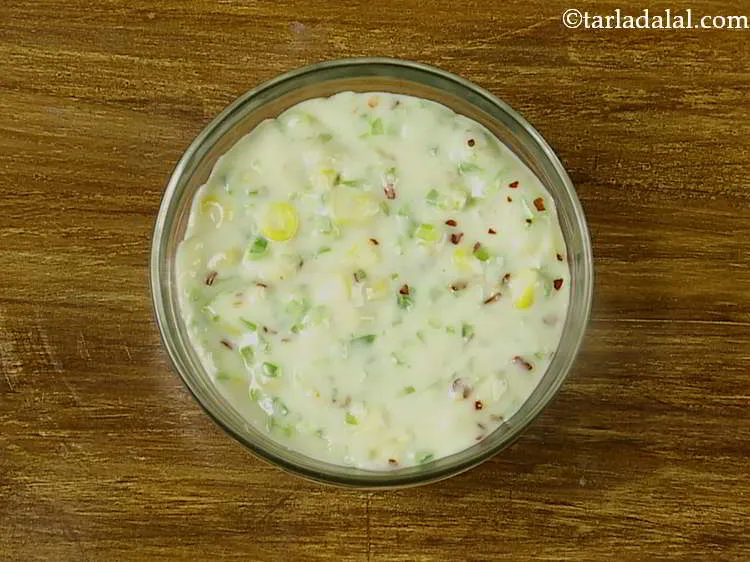 स्टेप 11 – मिश्रण को गाढ़ा होने के बाद उसे एक बाउल में …