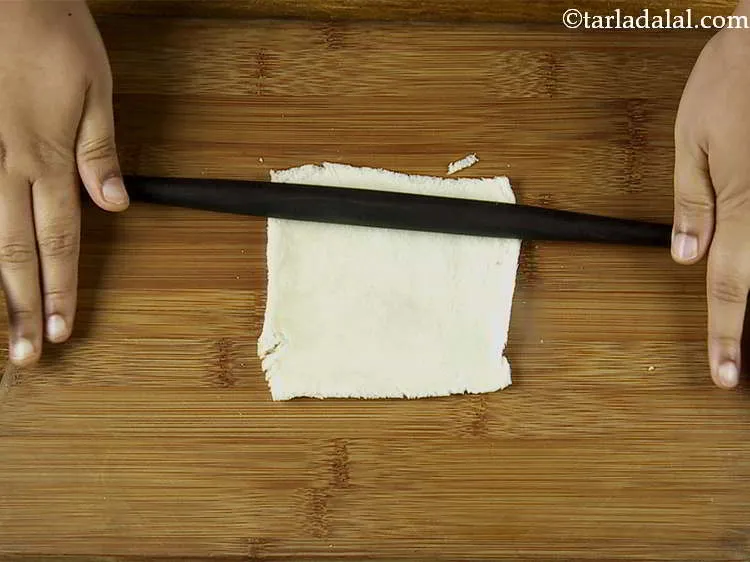 स्टेप 13 – प्रत्येक स्लाइस को बेलन की सहायता से बेल लें। सुनिश्चित …