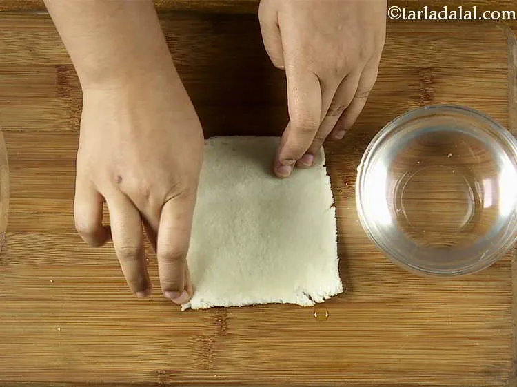 स्टेप 14 – ब्रेड स्लाइस के किनारों पर थोड़ा पानी लगाएं।