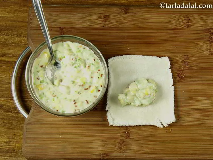 स्टेप 15 – ब्रेड स्लाइस के बीच में १/२ टेबल-स्पून फिलिंग डालें।