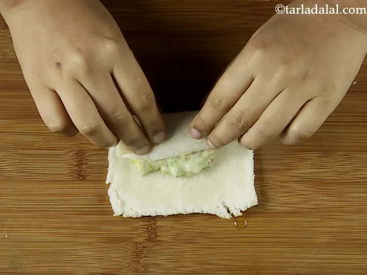 स्टेप 16 – फिलिंग को सील करने के लिए किनारों को दबाएं। अपने …