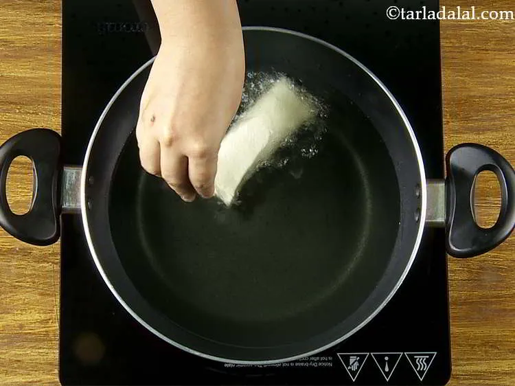 स्टेप 18 – एक गहरी कढ़ाई में तेल गरम करें। सुनिश्चित करें कि …