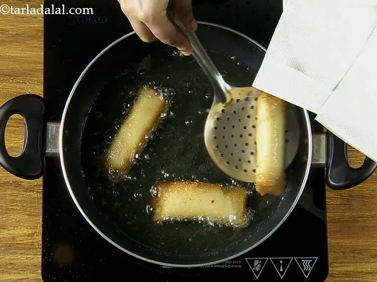 स्टेप 19 – एक बार में तीन या चार <strong>मेक्सिकन ब्रेड रोल्स</strong> को …