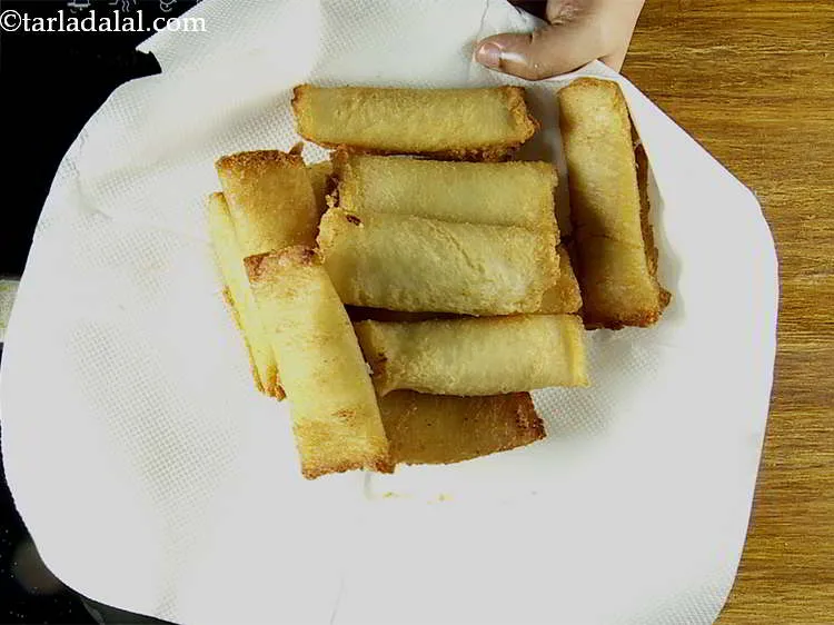 स्टेप 20 – <strong>मैक्सिकन ब्रेड रोल्स</strong> पर अतिरिक्त तेल से छुटकारा पाने के …