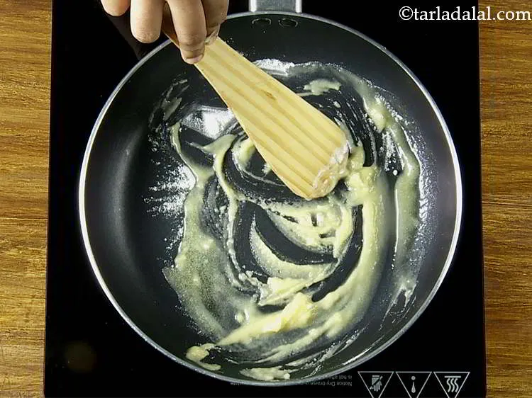 स्टेप 3 – पैन में मैदा डालकर मध्यम आंच पर लगभग १ मिनट …