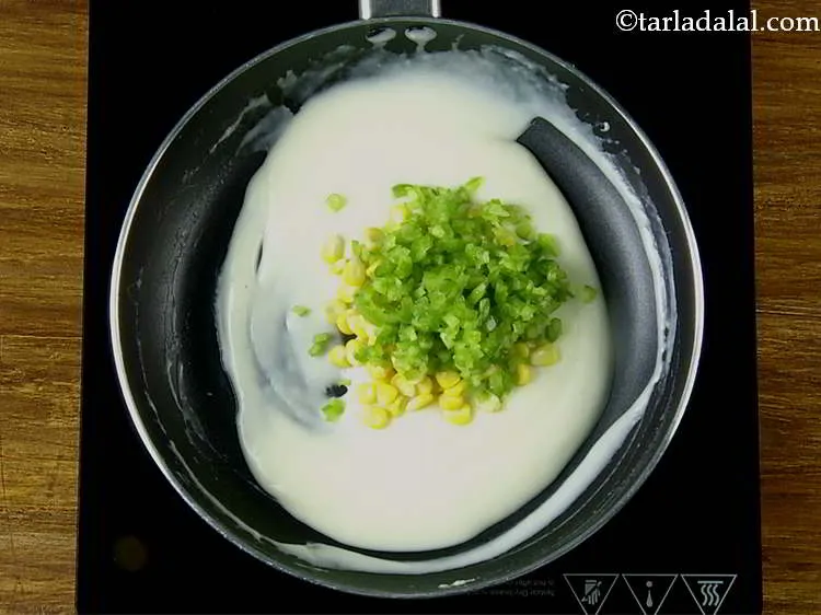 स्टेप 6 – अब इसमें स्वाद बढ़ाने के लिए शिमला मिर्च डालें।