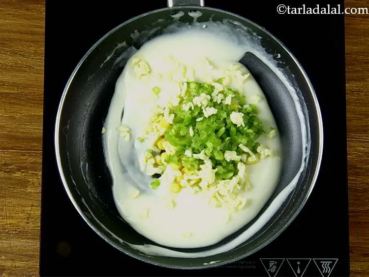 स्टेप 7 – बनावट और माउथफिल को बढ़ाने के लिए चीज़ डालें।